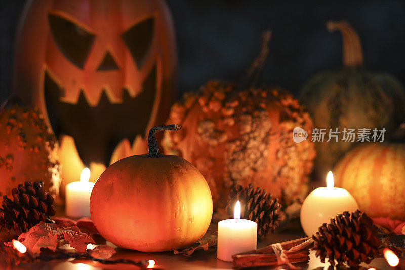 万圣节，秋天的场景与南瓜和蜡烛。