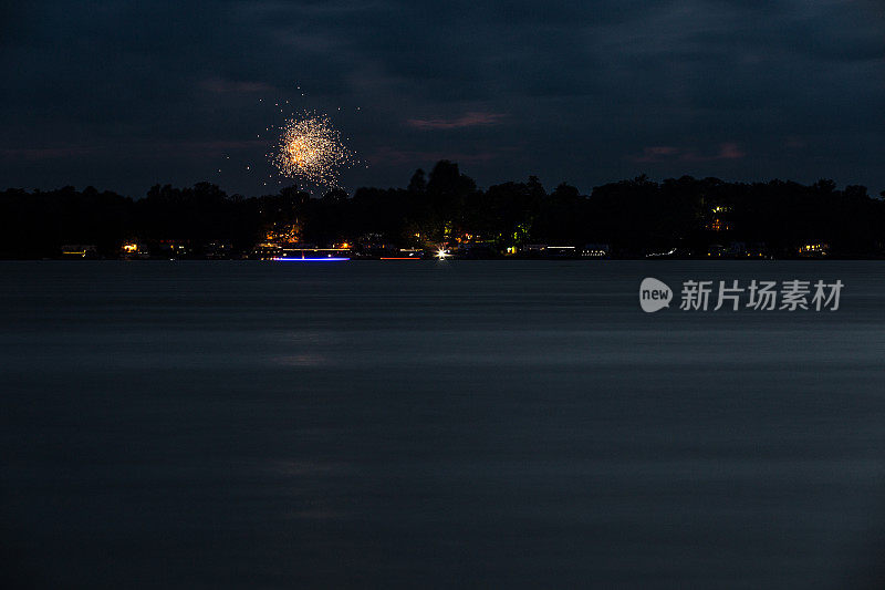 烟花在湖