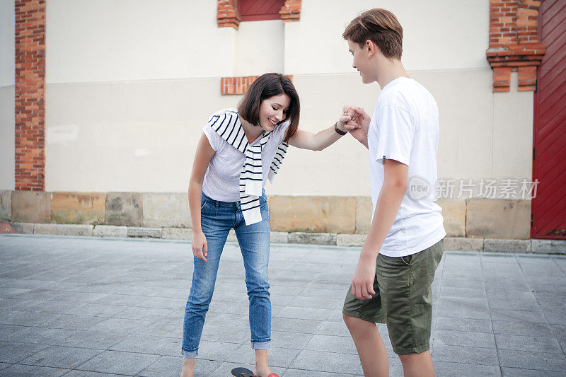 少年教妈妈玩滑板