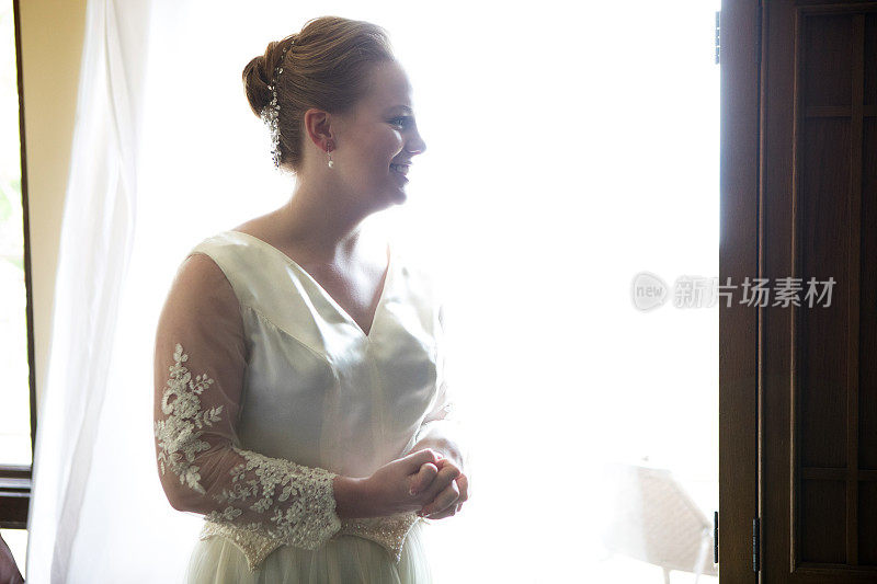 美丽的新娘看着镜子里的自己