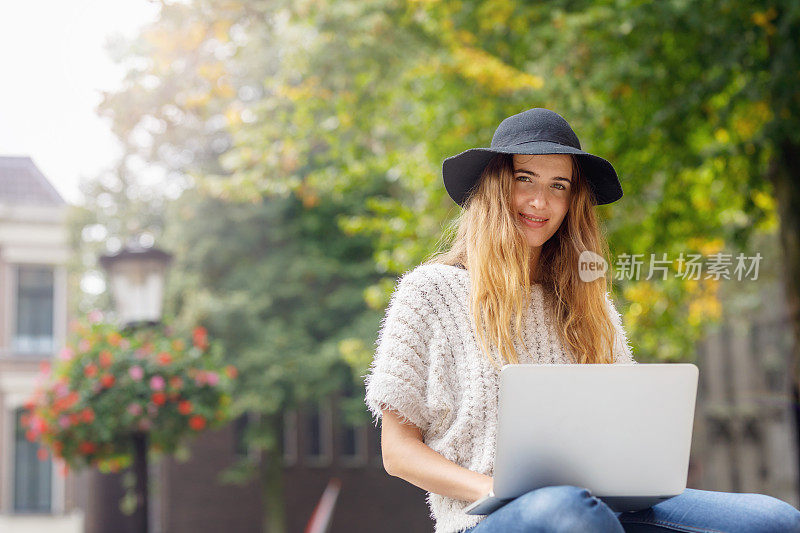 女大学生户外活动