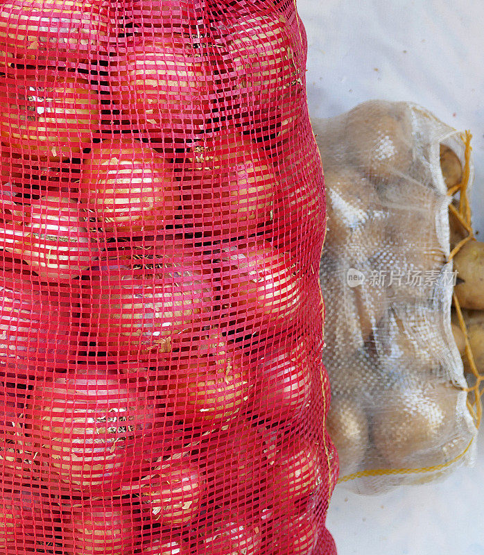 冬天的洋葱和土豆装在一个大袋子里，