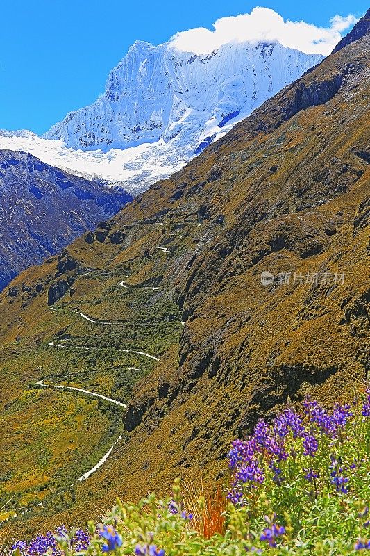 秘鲁卡什的波塔丘埃洛蜿蜒山路