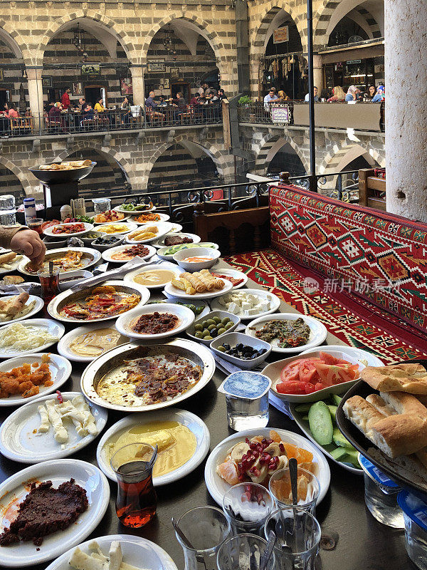 土耳其迪亚巴克尔的传统早餐