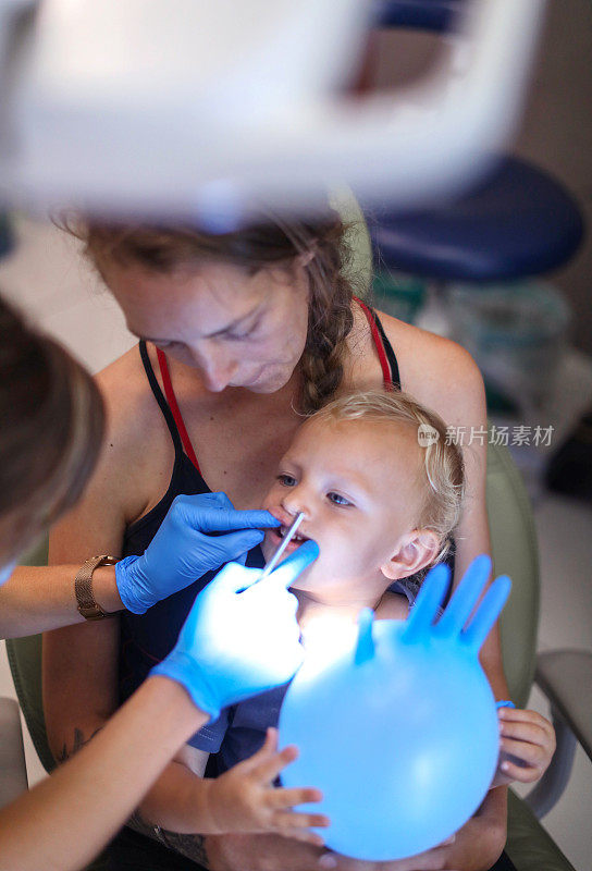 一个蹒跚学步的孩子去看牙医。