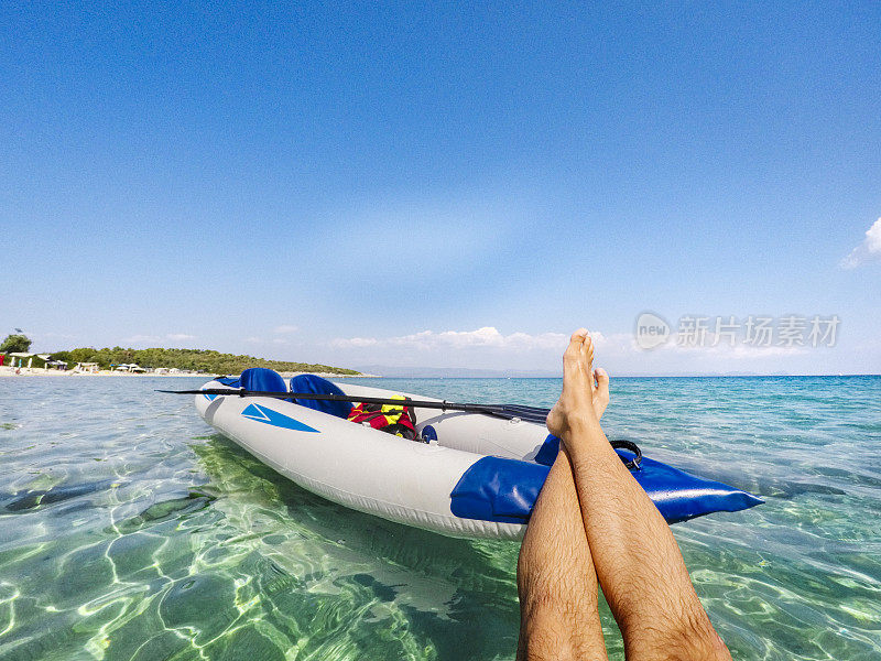 划完皮艇后漂浮在海上