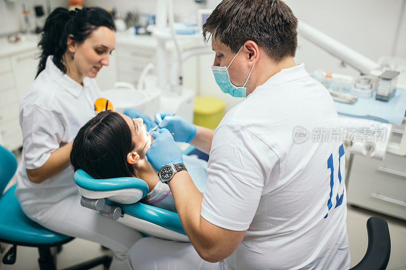 牙医治疗病人
