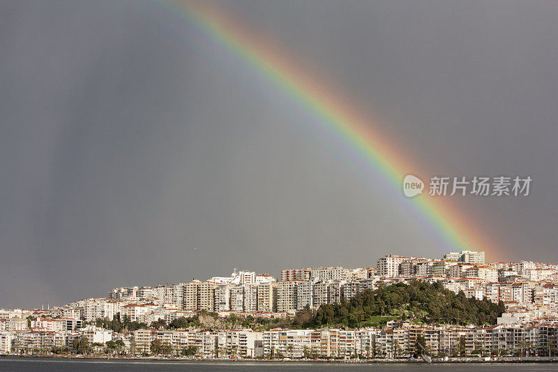 彩虹越过大海和城市，户外照片美丽的自然