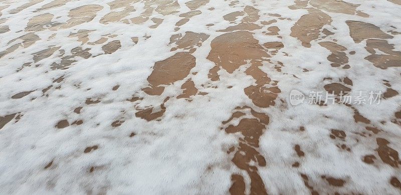 沙滩上的海水泡沫