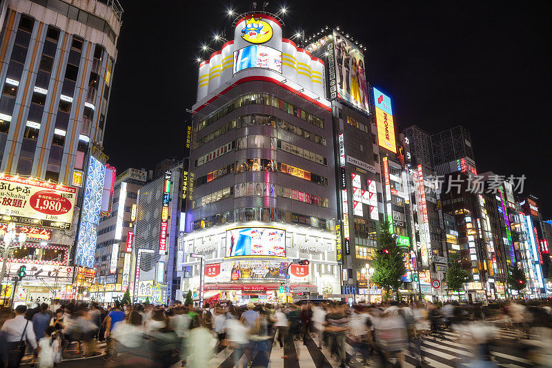 日本东京夜晚过马路的人群