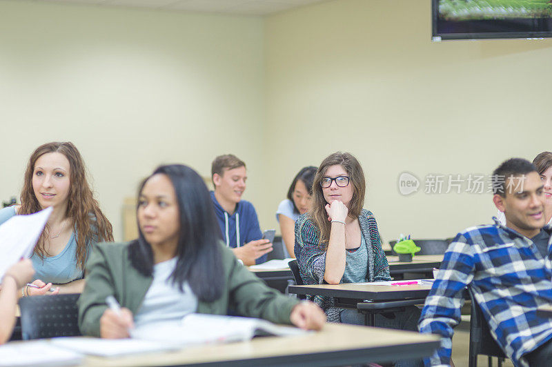 大学生在报告厅的课桌前学习