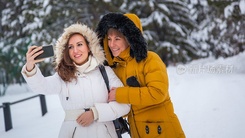 女人在雪地上自拍