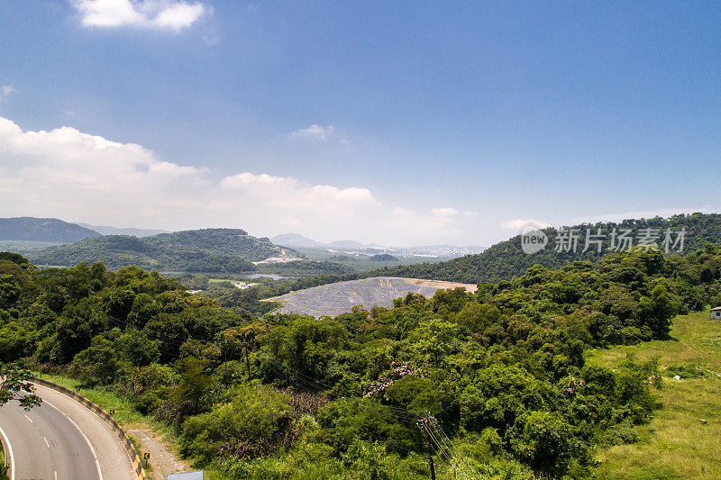 风景鸟瞰图-道路和森林-在巴西