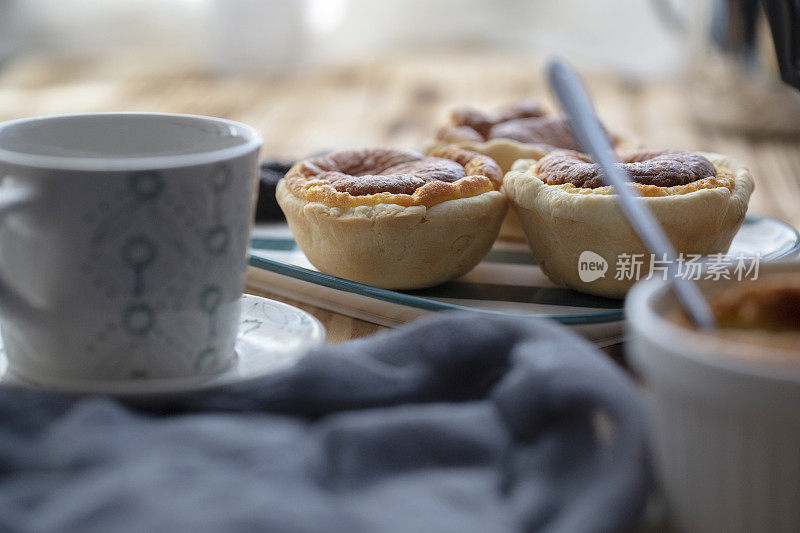 自制烘焙:蛋奶酥纸杯蛋糕和咖啡