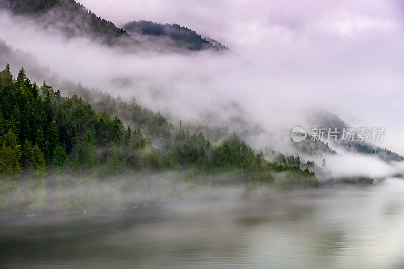 阿拉斯加迷雾峡湾海岸线