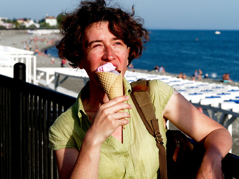 吃冰淇淋的女人