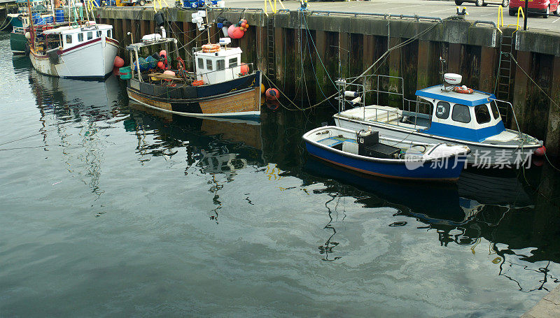 苏格兰奥克尼斯特罗姆内斯港内五颜六色的渔船