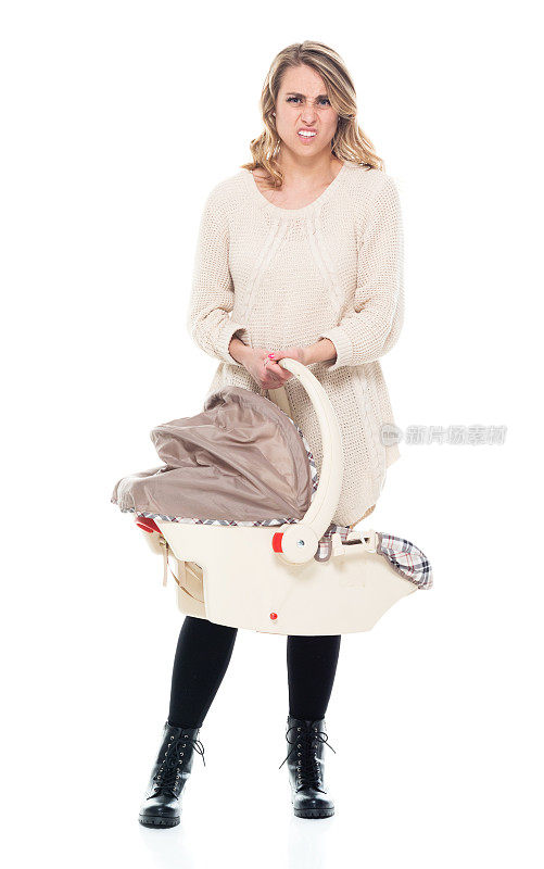 年轻漂亮的妈妈穿着毛衣抱着婴儿汽车座椅-恶心