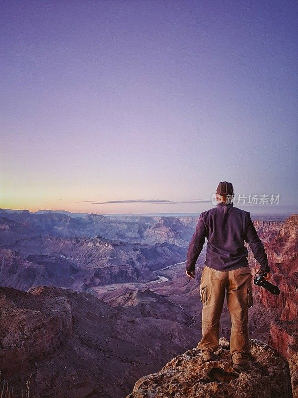 摄影师在大峡谷国家公园南缘日落纳瓦霍点