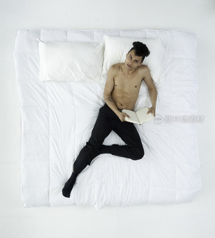 赤裸上身的男人躺在床上