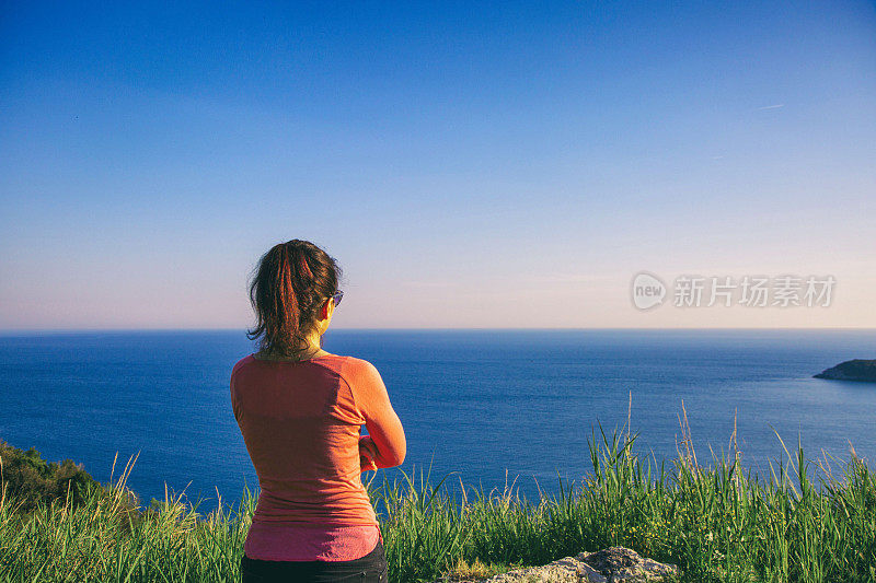 女人看着大海