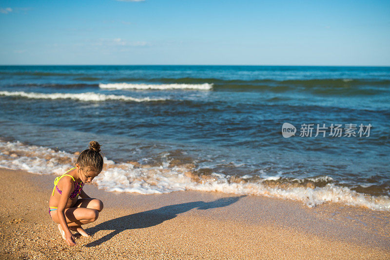 在海边捡贝壳。