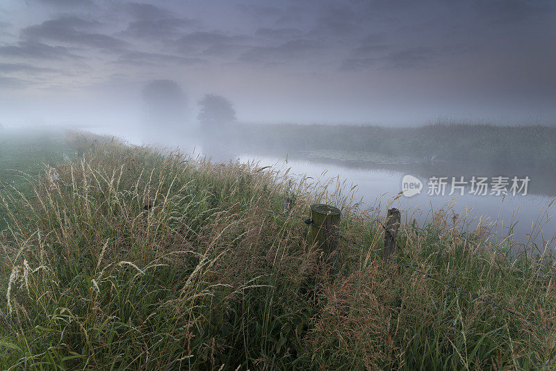 拂晓时分，牧场和小河上空雾气弥漫