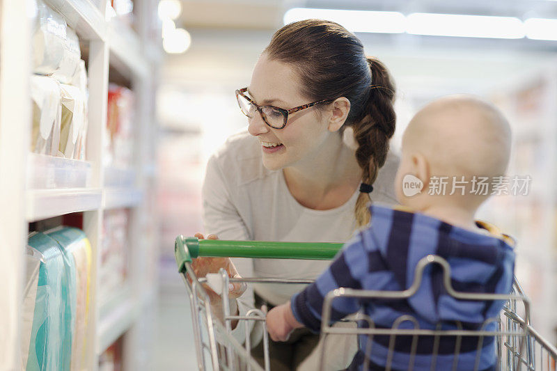 妈妈带着婴儿在超市购物