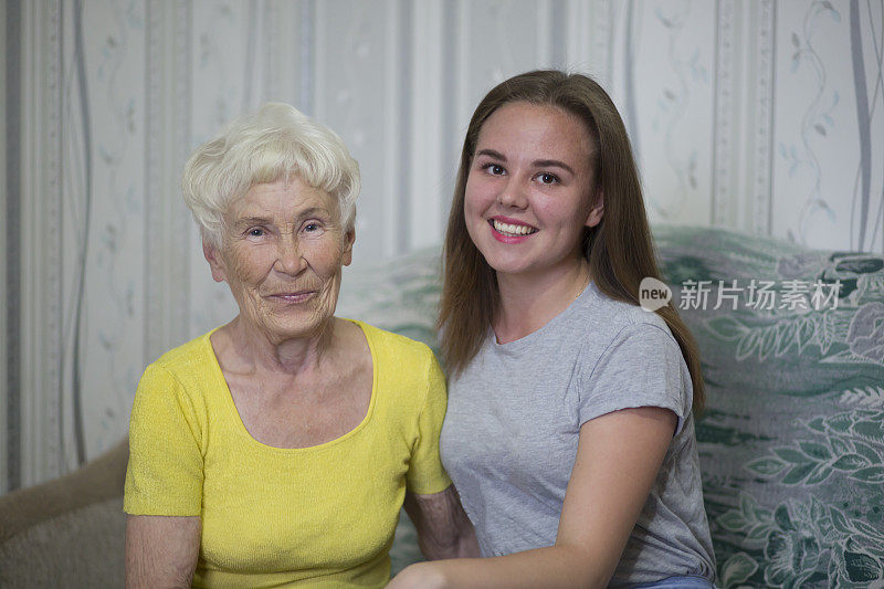 一位老奶奶和她的孙女的肖像。