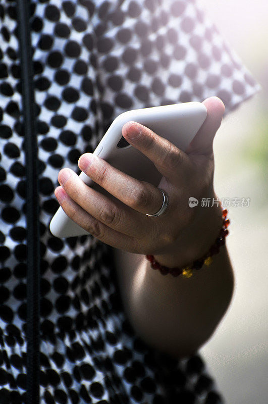 中国成都的亚洲女性在发短信