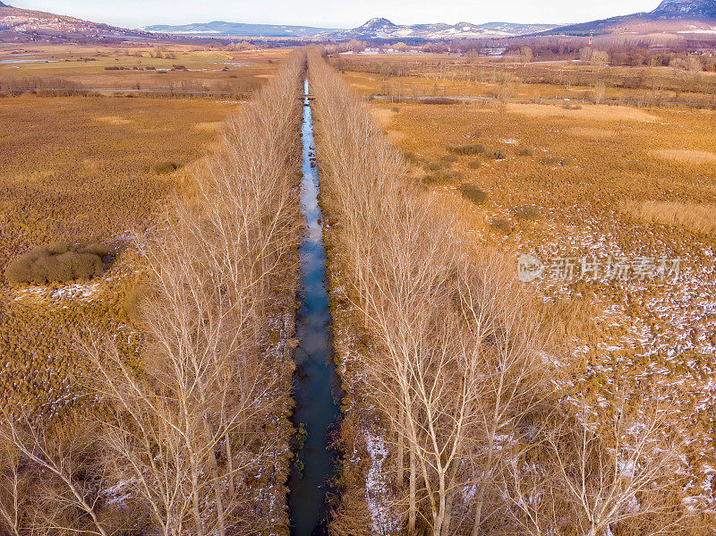 匈牙利秋天有树的小溪
