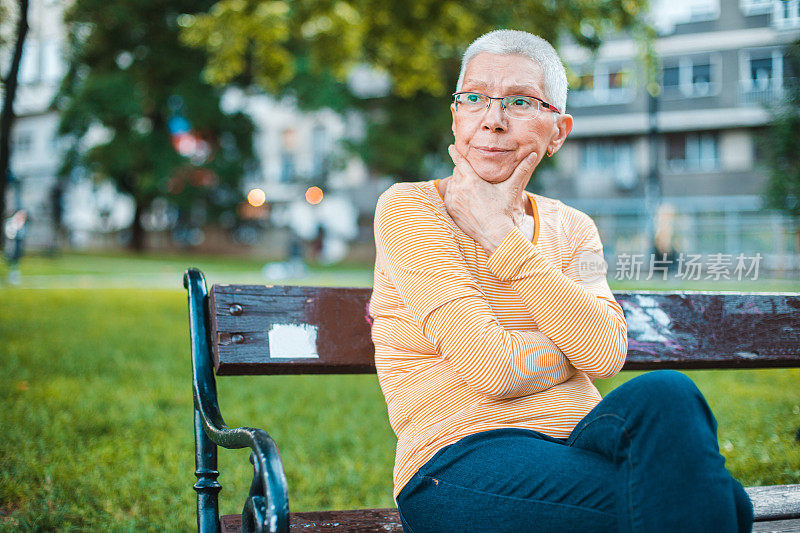 老女人担心地坐在公园里