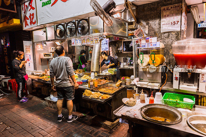旺角的香港街头小吃店夜间档2017年11月。香港旺角。