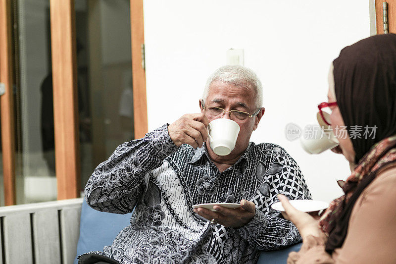 退休夫妇有茶时间放松的概念