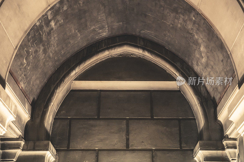 肮脏、尘土飞扬、带有拱门建筑特色的古老石墙，摄于法国里昂的巴黎圣母院