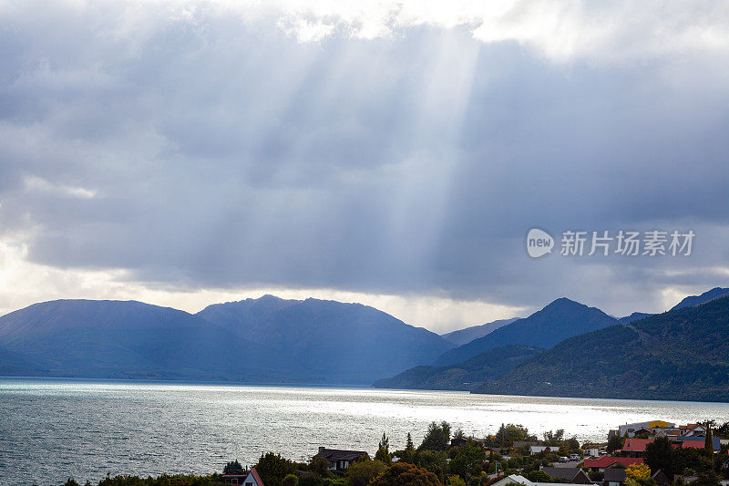 美丽的景观与高岩石与发光的山峰，石头在山上湖，反射，蓝天和黄色的阳光在日出。仍然。到。