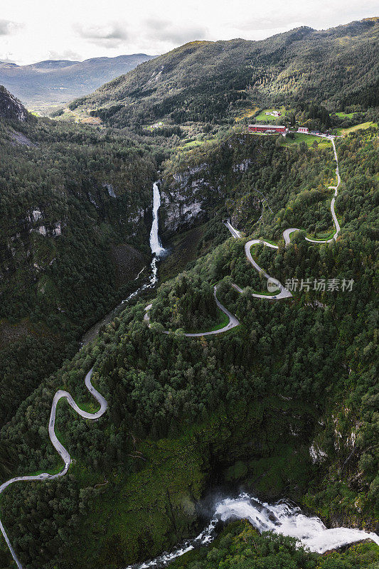 挪威的发夹公路瀑布附近野营车的风景鸟瞰图