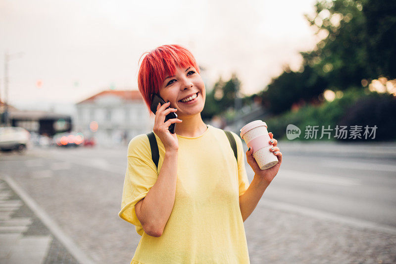 随便聊电话的女孩