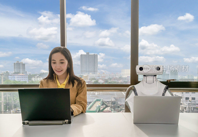 工作妇女和办公室机器人计算机RPA机器人过程自动化