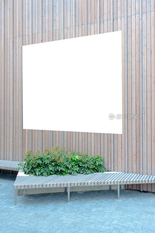 模拟。空白广告牌、海报框、广告板配现代长凳木墙