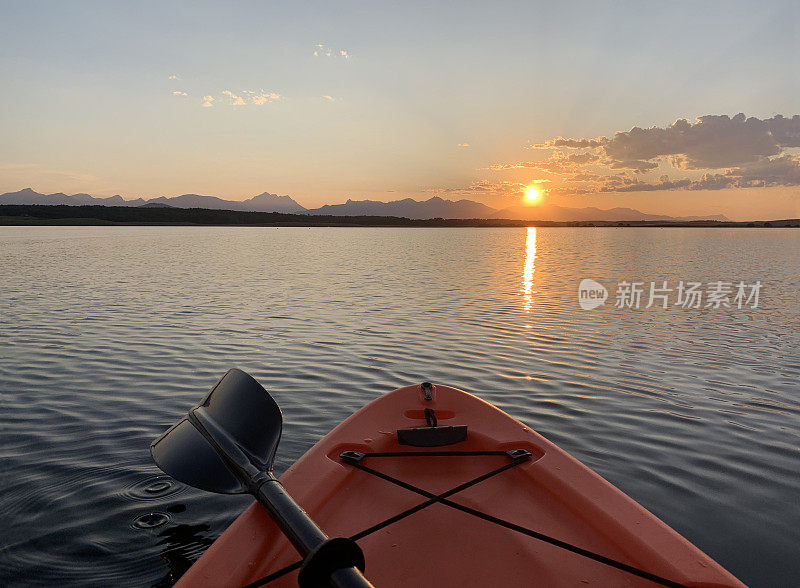 在日落皮划艇，南阿尔伯塔，佩恩湖省休闲区，与山景