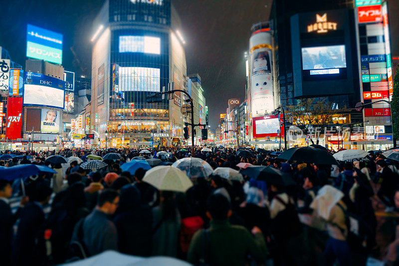 日本东京新宿路口的雨夜。