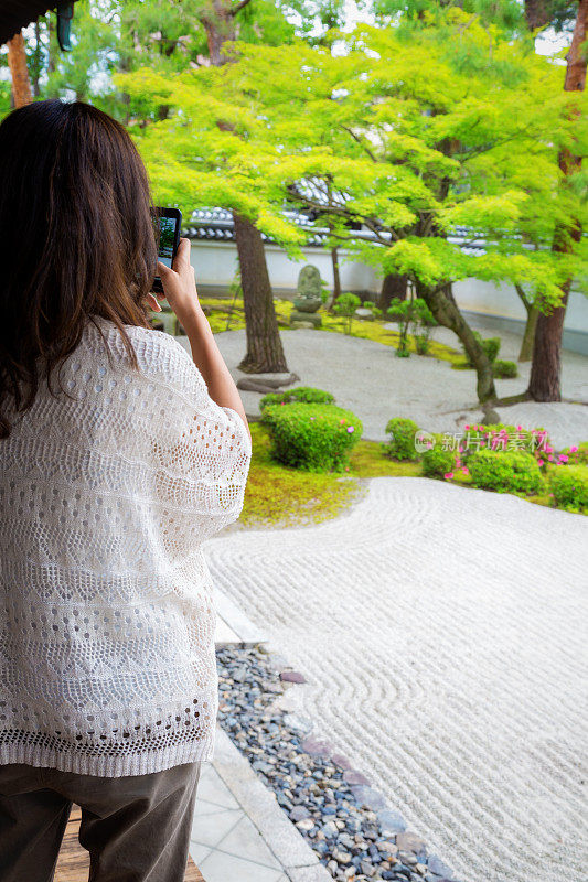 一名女子在日本寺庙自拍