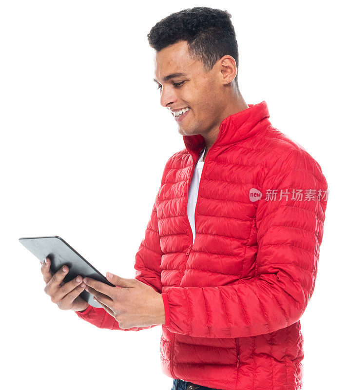 非裔美国人，年轻男性，穿着衬衫，用着平板电脑