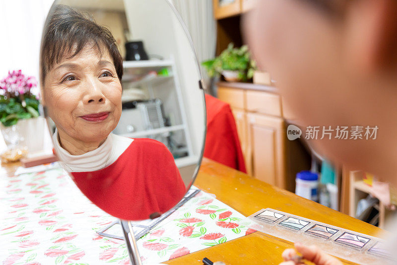 一位年长的女士早上在准备