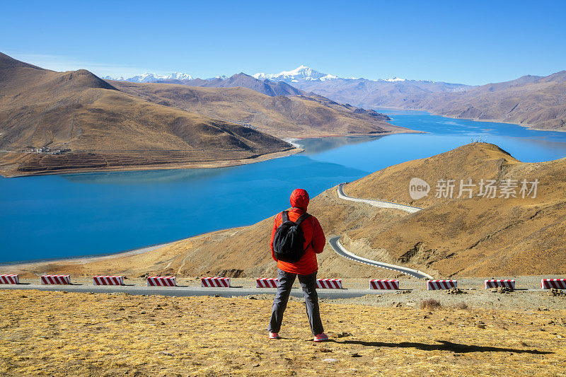 站在山上的女性徒步旅行者