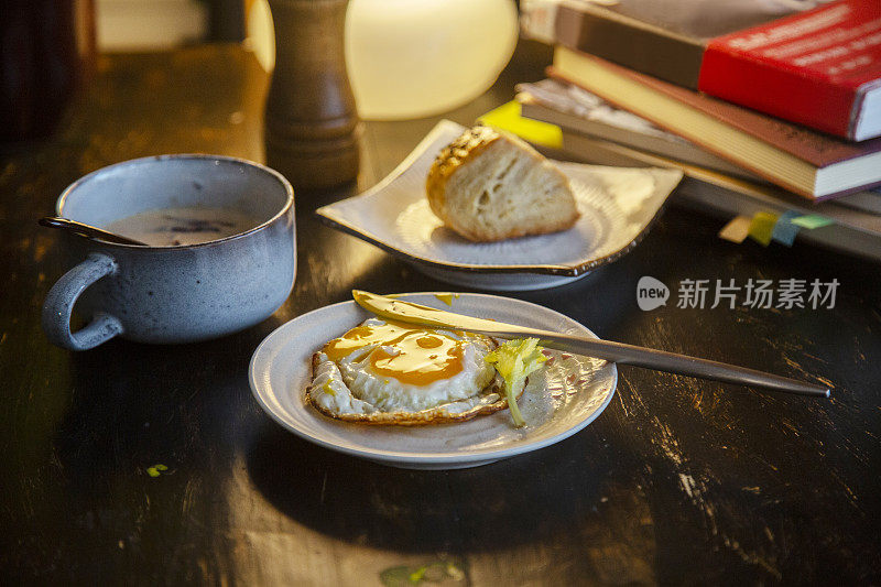 自制早餐:油酥包、煎蛋、洋葱奶油汤