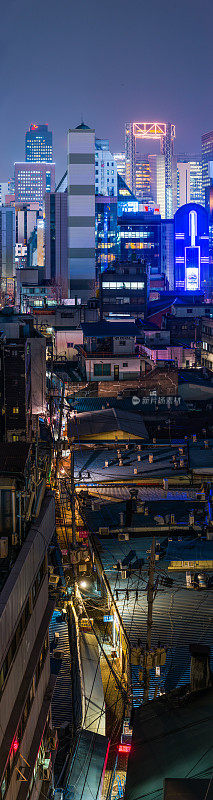 在宁静的小巷里，可以俯瞰霓虹夜景的首尔摩天大楼的垂直全景