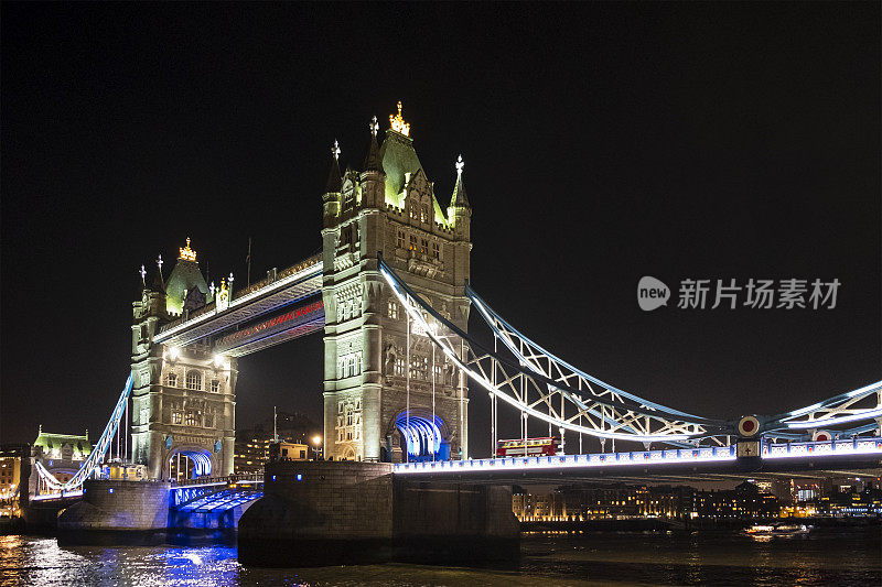 伦敦塔桥夜景(英国，英国)