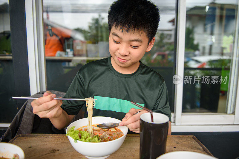 亚洲男孩吃泰国汤团面条